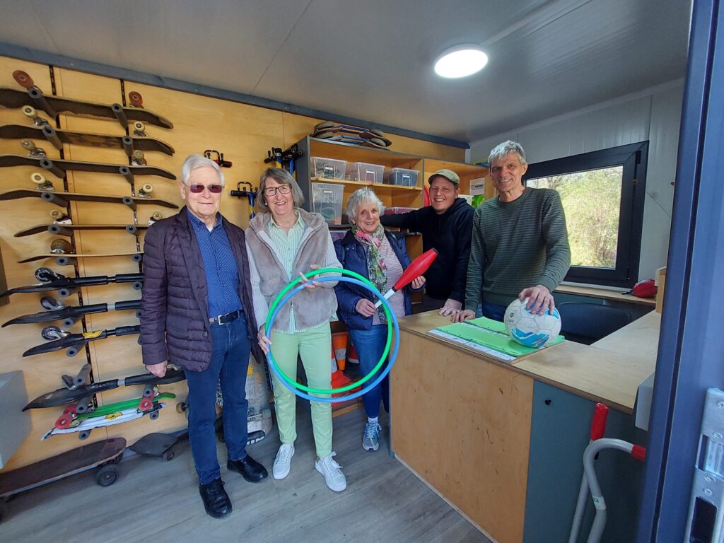 Freude über neue Spielzeugausgabe - KinderStiftung fördert Abenteuerspielplatz